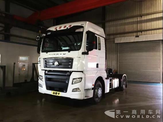 40辆百世快递车——汕德卡 C7H 4X2智能卡车下线.jpg