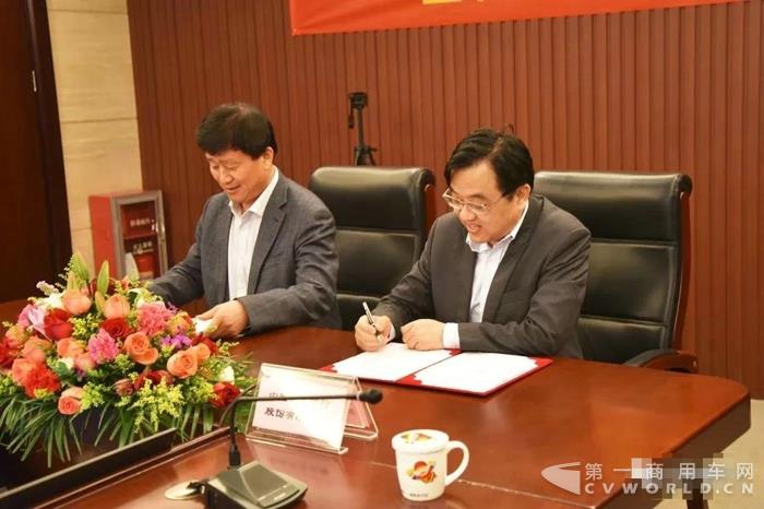北奔重汽与民生银行签订总行级别的战略合作协议.jpg