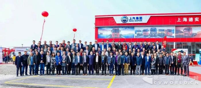 上汽红岩专用运输设备品鉴会在上海举行 一天销售轿运车近千辆.jpg