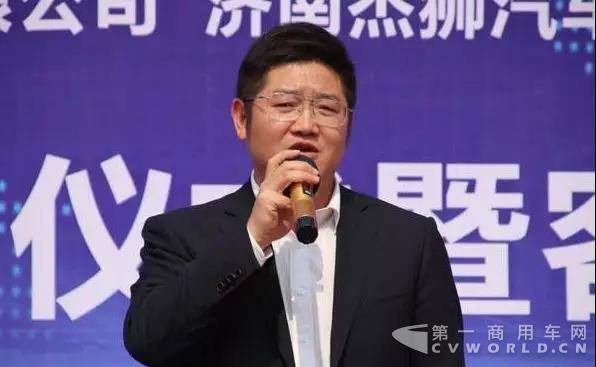 上汽红岩批量交付用户，杰狮C500自卸车泉城露峥嵘4.jpg