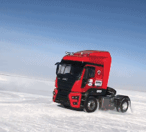 so easy！江铃重卡“冰雪极限”勇夺大奖1.gif