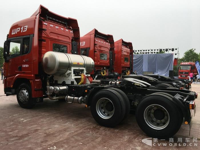 德龙X3000 6x4 天然气黄金版牵引车 (4).jpg