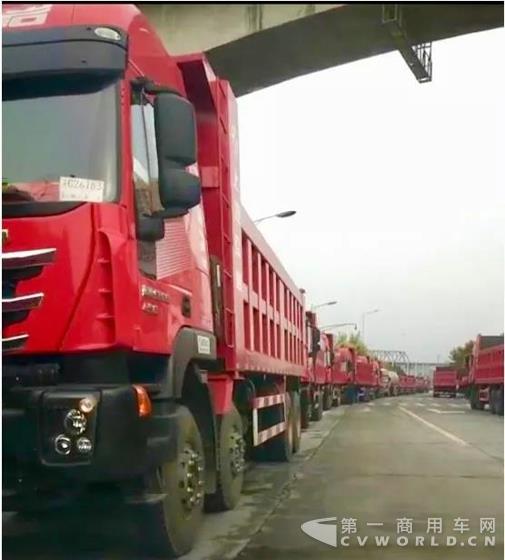 数十台8×4杰狮自卸交付四川遂宁,观音故里尽显红岩风采.jpg