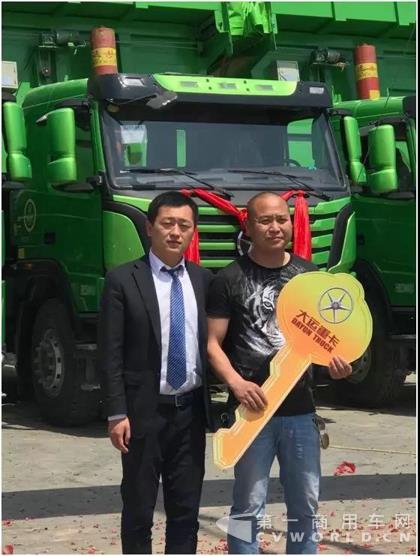 宿迁地区第二批自卸车圆满交付客户1.jpg