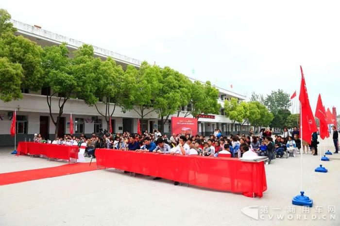 欧曼卡车人助学公益计划走进安徽阜阳程集村1.jpg