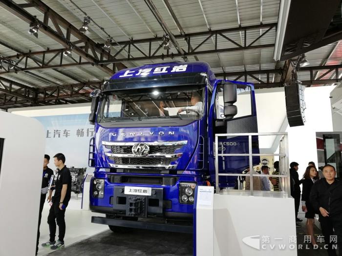 上汽红岩具备智能网联技术的560马力 6×6全驱大件运输车.jpg