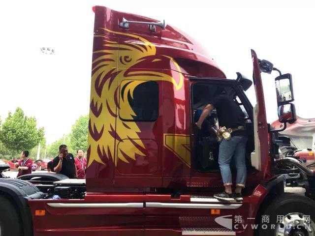 江淮格尔发首款长头重卡威武亮相卡友节，锋芒毕露4.jpg