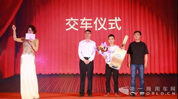 皇城根儿大放异彩！解放轿运车北京品鉴会举办！5.jpg