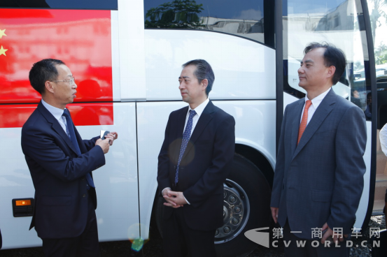 首批援柬海格流动诊所医疗车在金边交接（定稿）877.png
