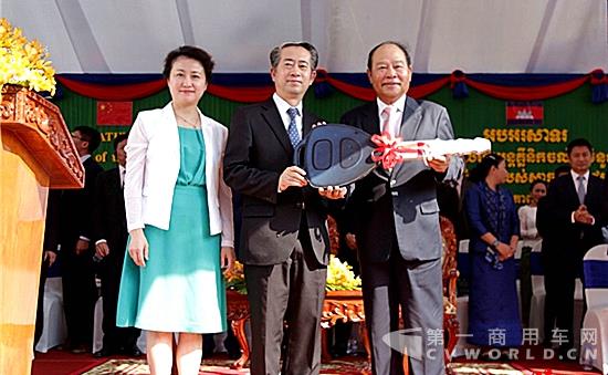 中国驻柬大使熊波（左二）向柬卫生大臣曼本亨（右一）交付车队“钥匙”.jpg