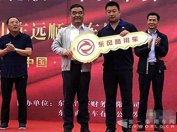 东风天龙旗舰危化版正式向全国发布，首批20台交付用户.jpg