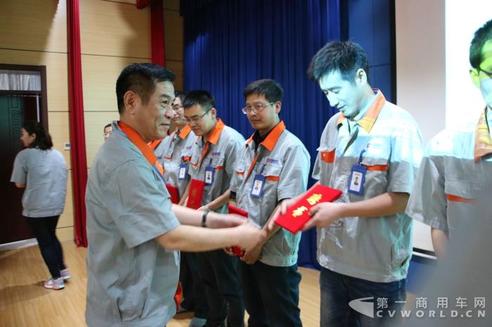 李树朋董事长为科技工作者颁发证书.jpg