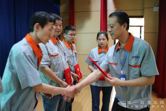 孙庆民总经理为科技工作者颁发证书.jpg