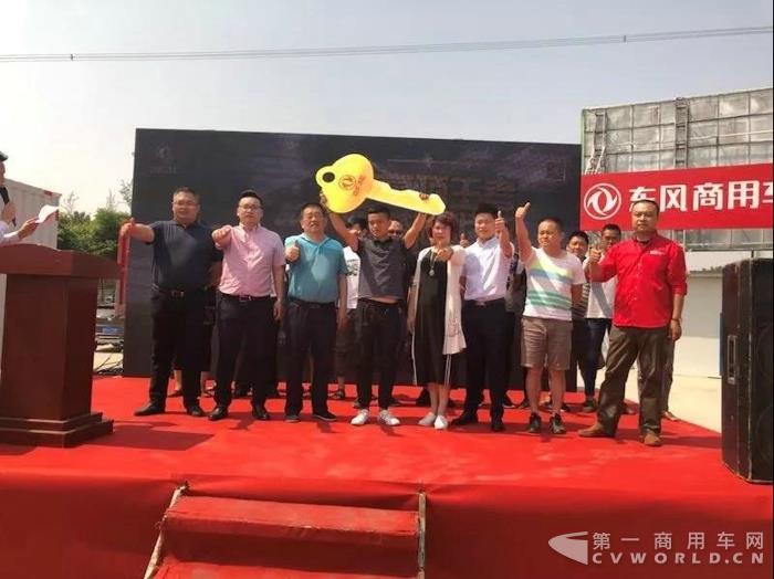 东风中卡发布，ISD发动机闪耀蓉城3.jpg