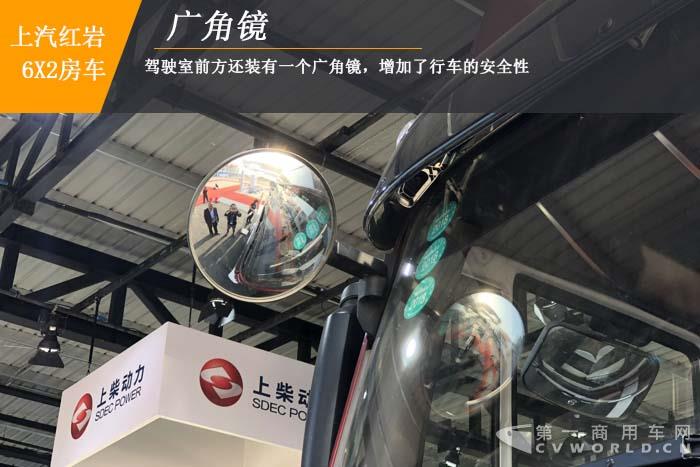【第一商用车网 原创】这款大型房车，售价为何会高出远远超出一般房车的售价呢？首先，这款房车是基于上汽红岩高端重卡底盘改装而成，比一般由轻型商用车底盘改装的房车更宽、更长、更高；其次，得益于重卡底盘改装的优势，这款房车的内部空间也足够大，可容纳10-12人正常休息；最后，也是最重要的一点，这款房车将娱乐化做到了极致，内部装饰豪华，车窗可以当观景台，车顶还设置有观景台。

