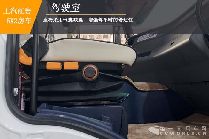【第一商用车网 原创】这款大型房车，售价为何会高出远远超出一般房车的售价呢？首先，这款房车是基于上汽红岩高端重卡底盘改装而成，比一般由轻型商用车底盘改装的房车更宽、更长、更高；其次，得益于重卡底盘改装的优势，这款房车的内部空间也足够大，可容纳10-12人正常休息；最后，也是最重要的一点，这款房车将娱乐化做到了极致，内部装饰豪华，车窗可以当观景台，车顶还设置有观景台。

