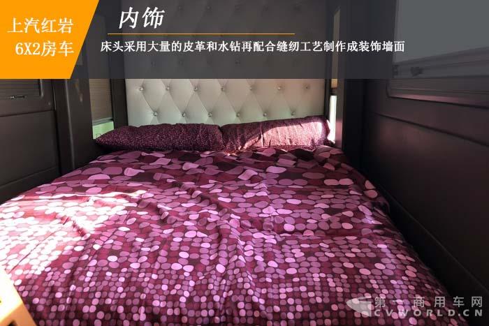 【第一商用车网 原创】这款大型房车，售价为何会高出远远超出一般房车的售价呢？首先，这款房车是基于上汽红岩高端重卡底盘改装而成，比一般由轻型商用车底盘改装的房车更宽、更长、更高；其次，得益于重卡底盘改装的优势，这款房车的内部空间也足够大，可容纳10-12人正常休息；最后，也是最重要的一点，这款房车将娱乐化做到了极致，内部装饰豪华，车窗可以当观景台，车顶还设置有观景台。
