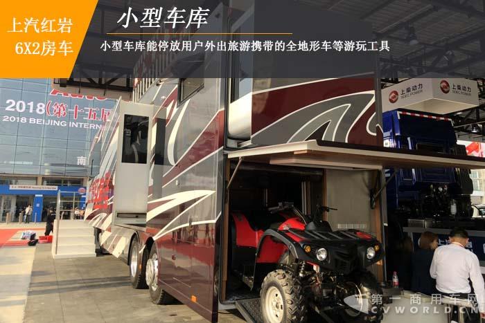 【第一商用车网 原创】这款大型房车，售价为何会高出远远超出一般房车的售价呢？首先，这款房车是基于上汽红岩高端重卡底盘改装而成，比一般由轻型商用车底盘改装的房车更宽、更长、更高；其次，得益于重卡底盘改装的优势，这款房车的内部空间也足够大，可容纳10-12人正常休息；最后，也是最重要的一点，这款房车将娱乐化做到了极致，内部装饰豪华，车窗可以当观景台，车顶还设置有观景台。
