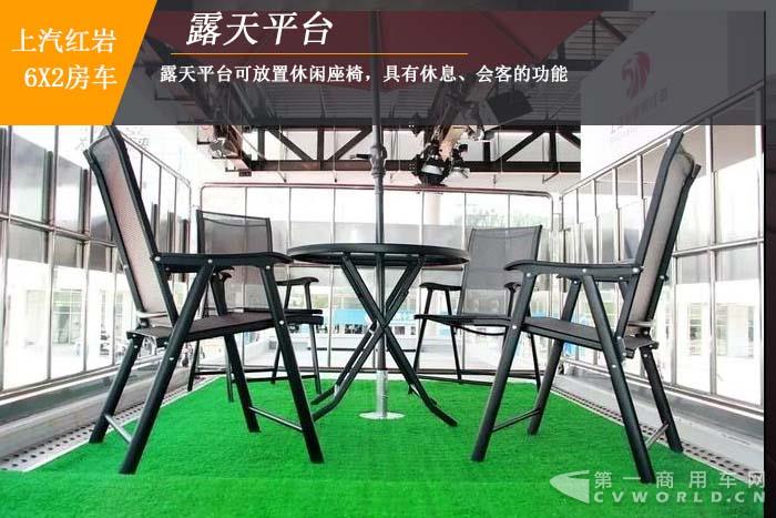 【第一商用车网 原创】这款大型房车，售价为何会高出远远超出一般房车的售价呢？首先，这款房车是基于上汽红岩高端重卡底盘改装而成，比一般由轻型商用车底盘改装的房车更宽、更长、更高；其次，得益于重卡底盘改装的优势，这款房车的内部空间也足够大，可容纳10-12人正常休息；最后，也是最重要的一点，这款房车将娱乐化做到了极致，内部装饰豪华，车窗可以当观景台，车顶还设置有观景台。
