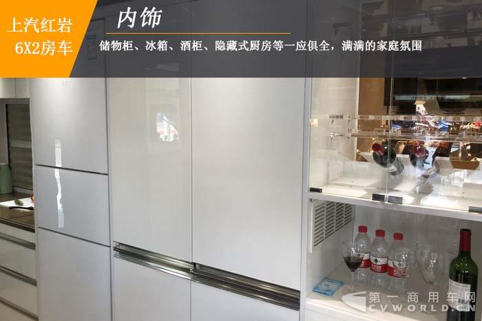 【第一商用车网 原创】这款大型房车，售价为何会高出远远超出一般房车的售价呢？首先，这款房车是基于上汽红岩高端重卡底盘改装而成，比一般由轻型商用车底盘改装的房车更宽、更长、更高；其次，得益于重卡底盘改装的优势，这款房车的内部空间也足够大，可容纳10-12人正常休息；最后，也是最重要的一点，这款房车将娱乐化做到了极致，内部装饰豪华，车窗可以当观景台，车顶还设置有观景台。
