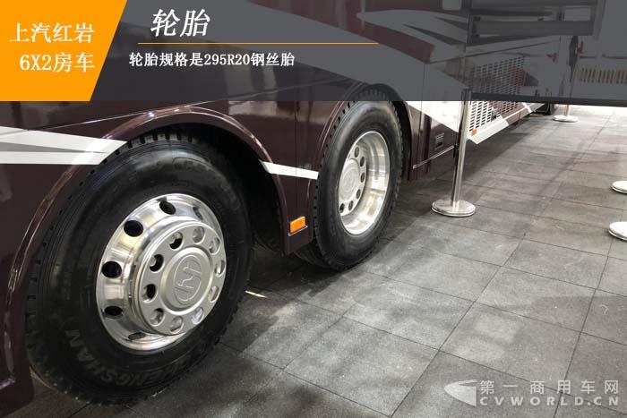 【第一商用车网 原创】这款大型房车，售价为何会高出远远超出一般房车的售价呢？首先，这款房车是基于上汽红岩高端重卡底盘改装而成，比一般由轻型商用车底盘改装的房车更宽、更长、更高；其次，得益于重卡底盘改装的优势，这款房车的内部空间也足够大，可容纳10-12人正常休息；最后，也是最重要的一点，这款房车将娱乐化做到了极致，内部装饰豪华，车窗可以当观景台，车顶还设置有观景台。
