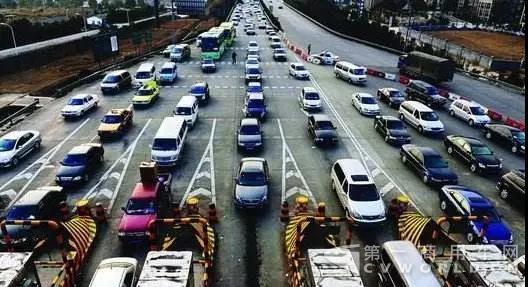 交通部推动取消高速省界收费站，降本增效新政将惠及公路货运.jpg