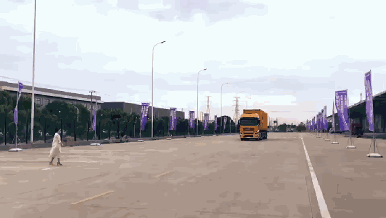 苏宁物流无人军团再添大将，全球首辆物流无人重卡曝光1.gif