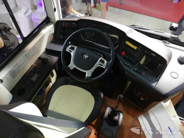 福田可搭载康明斯ISGe320动力的欧辉BJ6122双风挡城间客车内饰.jpg