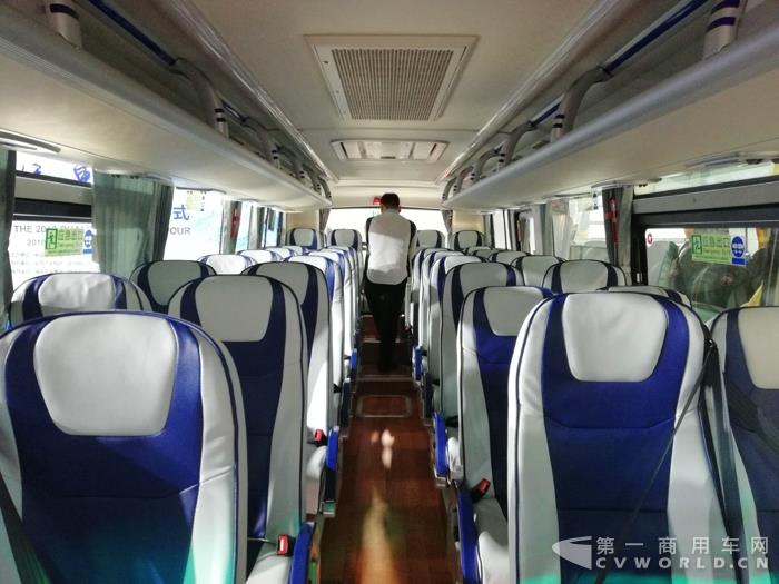 福田搭载康明斯ISF4.5S5 210的BJ6802UU6AFB-6城间客车内饰.jpg