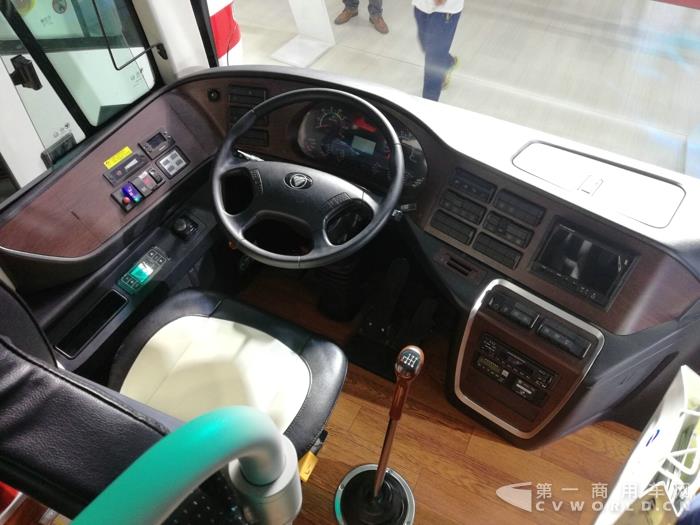 福田搭载康明斯ISF4.5S5 210的BJ6802UU6AFB-6城间客车内饰2.jpg