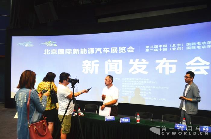 4现场采访.jpg