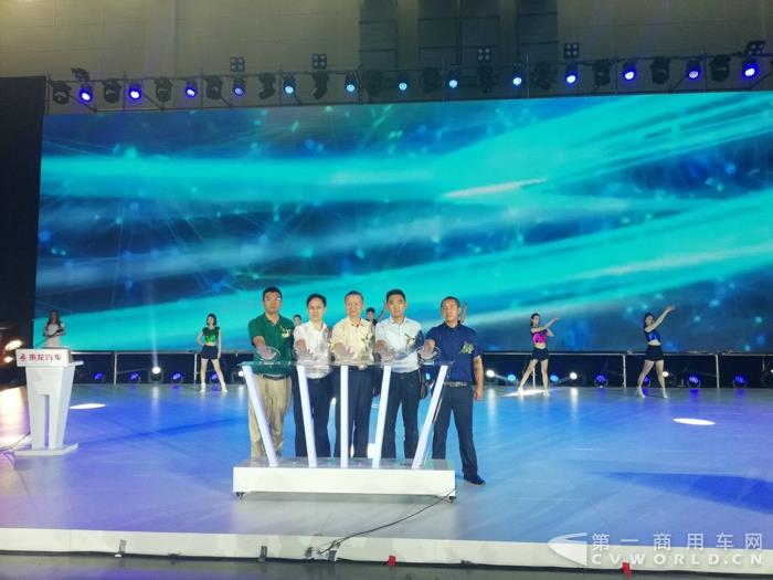 乘龙T5长头卡车全国上市发布仪式.jpg
