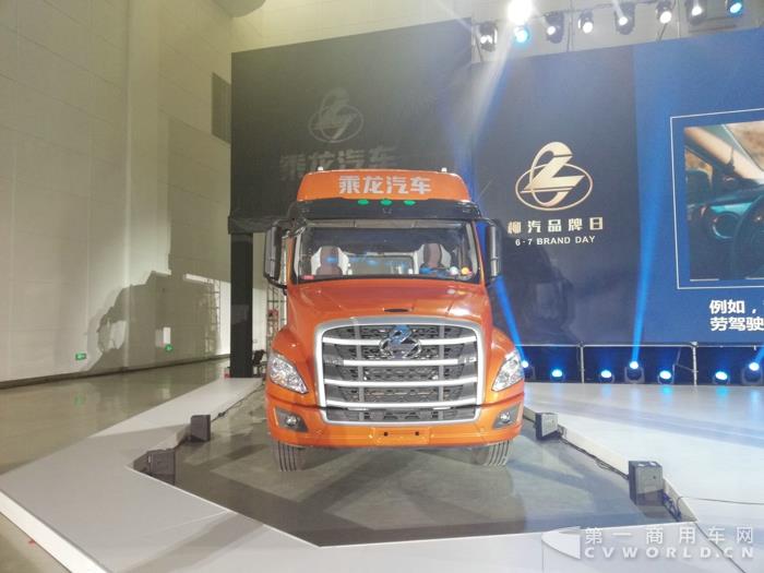 430马力乘龙T5 6x4长头卡车1.jpg