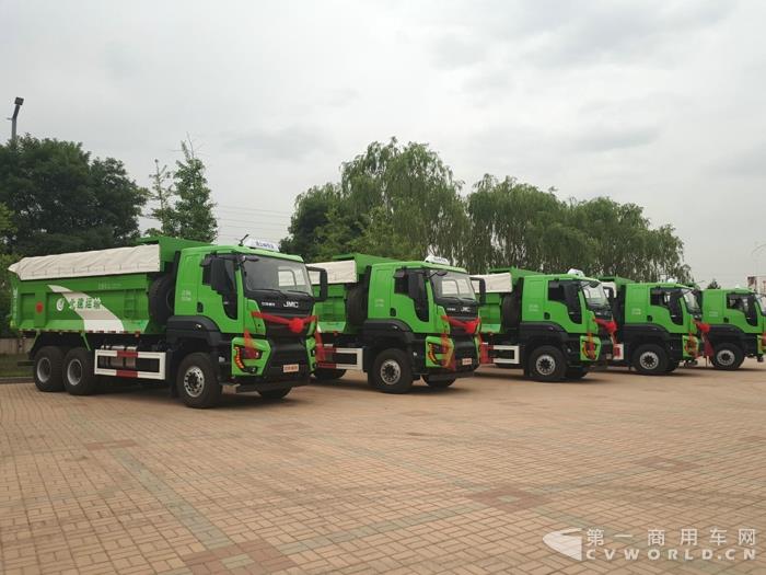 江铃交车仪式现场展车2.jpg