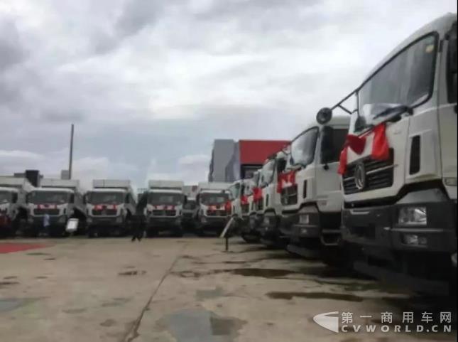 天龙KC渣土车受昆明卡友热捧，活动现场交车75台！1.jpg