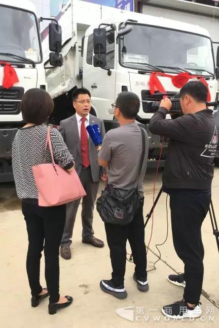 天龙KC渣土车受昆明卡友热捧，活动现场交车75台！2.jpg