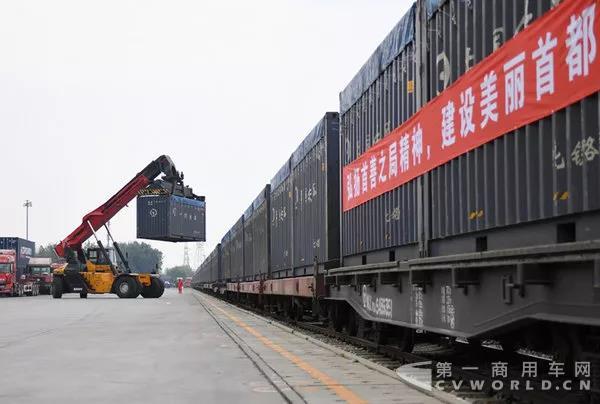 首趟公转铁专列进京!装载3200吨货,可替代100辆货车运力!大批卡车司机将何去何从?1.jpg 首趟公转铁专列进京!装载3200吨货,可替代100辆货车运力!大批卡车司机将何去何从?1.jpg