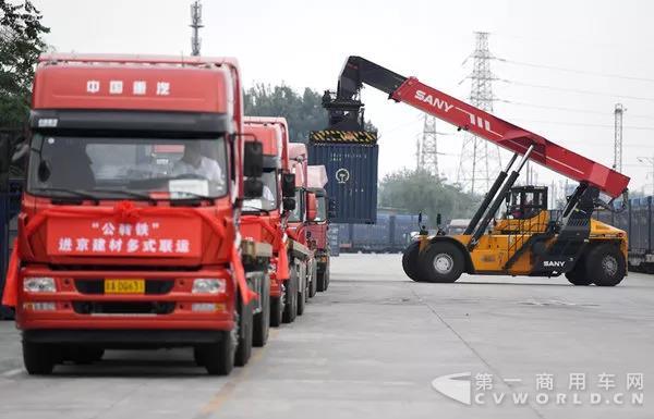 首趟公转铁专列进京!装载3200吨货,可替代100辆货车运力!大批卡车司机将何去何从?2.jpg 首趟公转铁专列进京!装载3200吨货,可替代100辆货车运力!大批卡车司机将何去何从?2.jpg