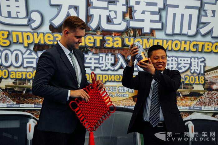 宇通与客户互相交换礼品.jpg