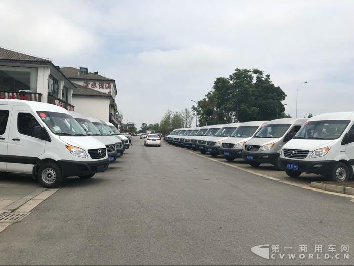 15辆参赛车辆.jpg