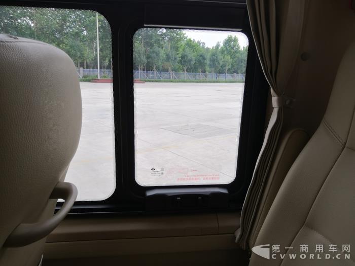 后窗可打开.jpg
