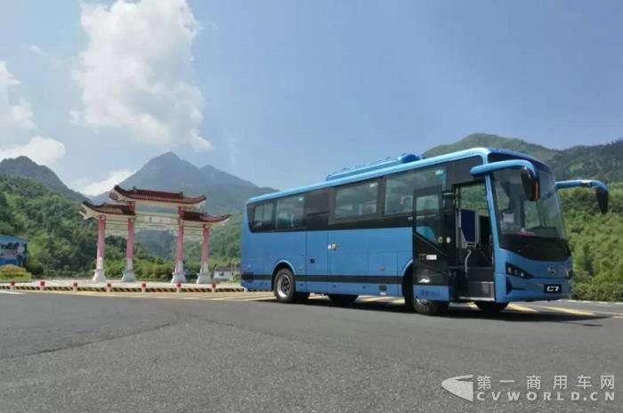 “云端”上的绿色行者 比亚迪C7首登黄山试运行.jpg