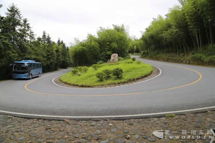 “云端”上的绿色行者 比亚迪C7首登黄山试运行1.jpg