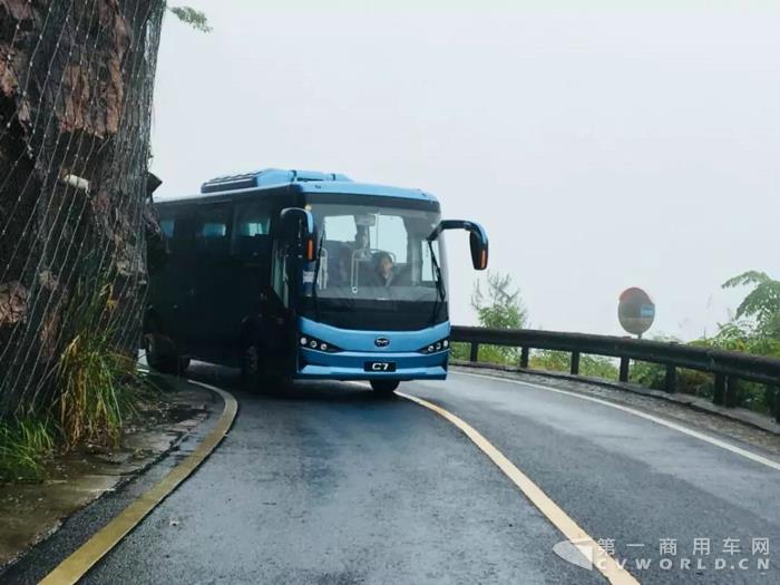 “云端”上的绿色行者 比亚迪C7首登黄山试运行2.jpg
