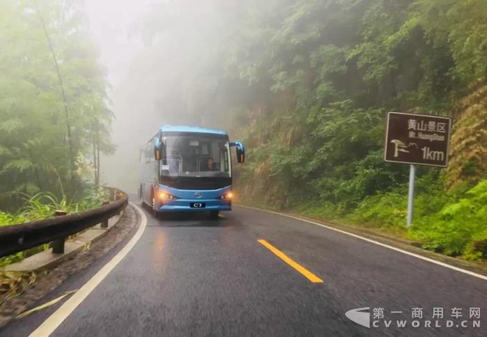 “云端”上的绿色行者 比亚迪C7首登黄山试运行5.jpg