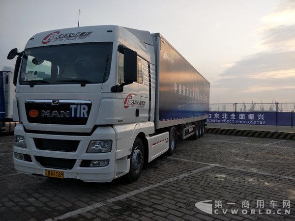 开路先锋 曼恩牵引车助力中俄道路运输1.jpg