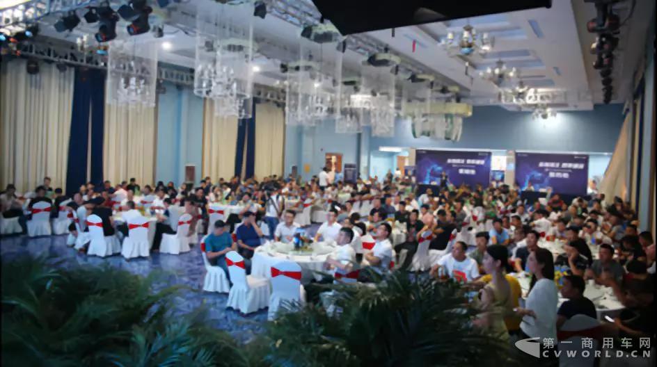 瞬间卖出528辆J6P2018款牵引车！辽宁的热情堪比盛夏骄阳！.jpg