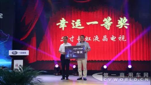 瞬间卖出528辆J6P2018款牵引车！辽宁的热情堪比盛夏骄阳！4.jpg