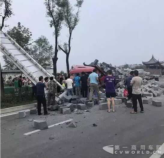 拉砖大货车疑因刹车失灵肇事 3.jpg