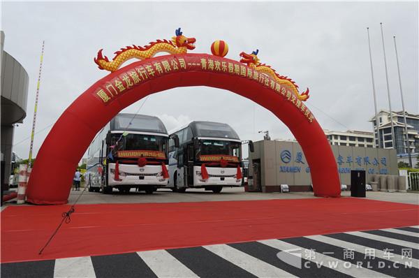 金旅豪华旅游客车批量交付青海欢乐假期国际旅行社1.jpg